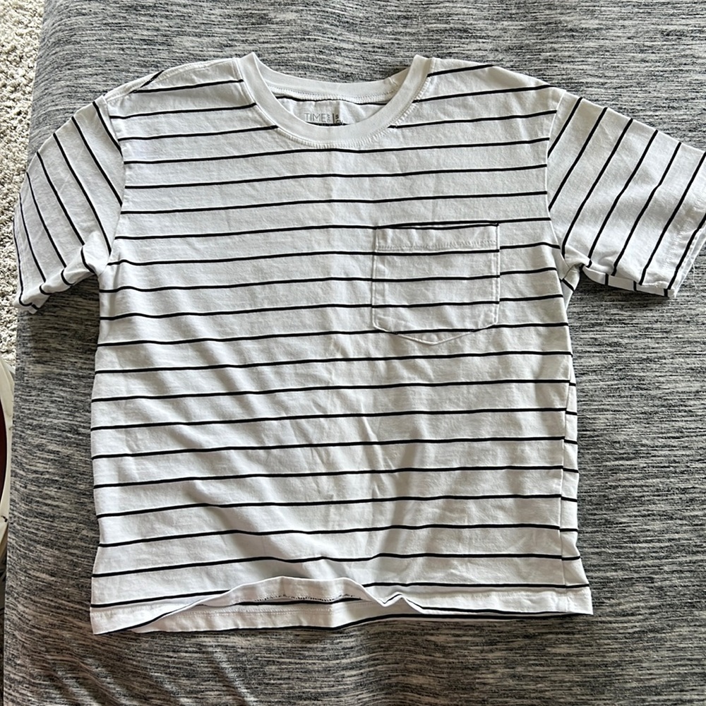 selling bc doesn’t fit. Size Small, black and white striped, good condition.